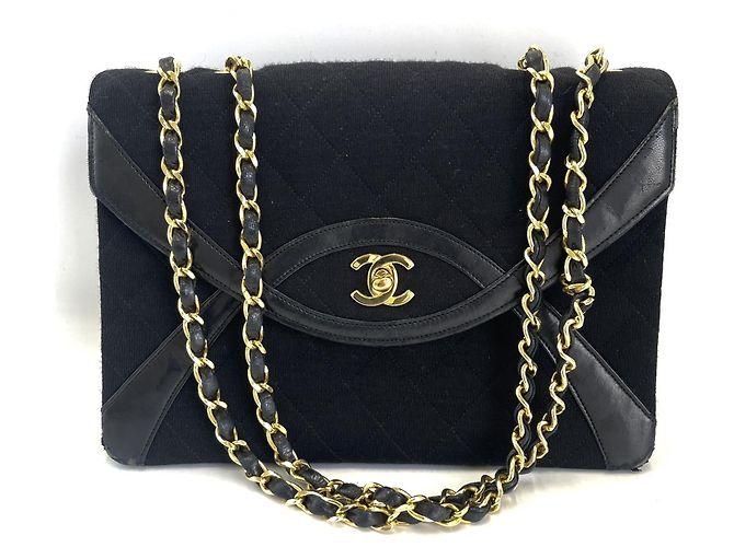 Borsa a tracolla Chanel Matelassé Oval Flap Chain Nero