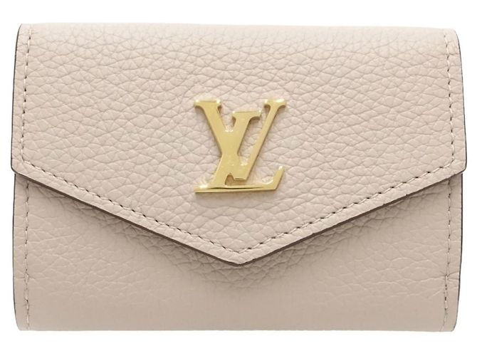Cartera tríptico Louis Vuitton en piel de becerro grisácea