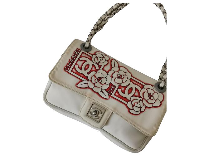 Chanel Bolsa Flap de tecido branco com camélia Vermelho
