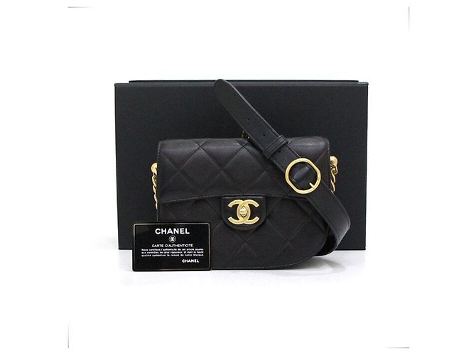 Chanel Mini bolsa de ombro meia lua com corrente dourada em preto