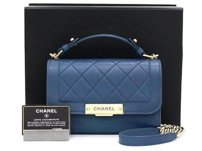 Chanel Pequena bolsa de alça Label Click em couro de bezerro azul-marinho com corrente dourada e transversal