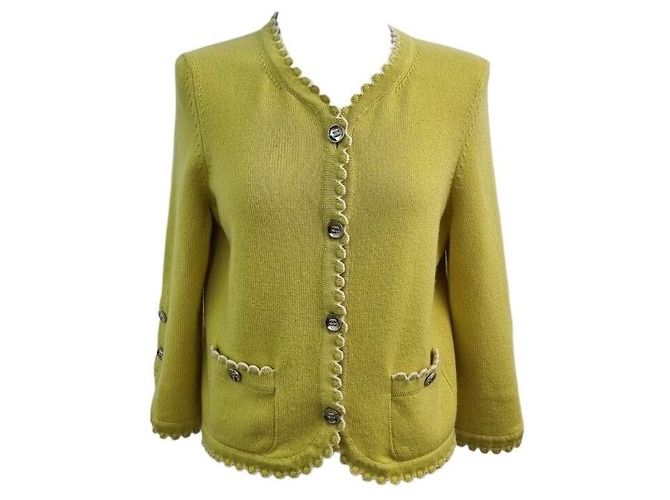 Chanel Cardigan aus Kaschmir mit CC-Knopf Gelb