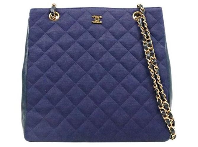 Chanel Bolsa de ombro com acabamento matelassê em tecido azul-marinho e corrente CC