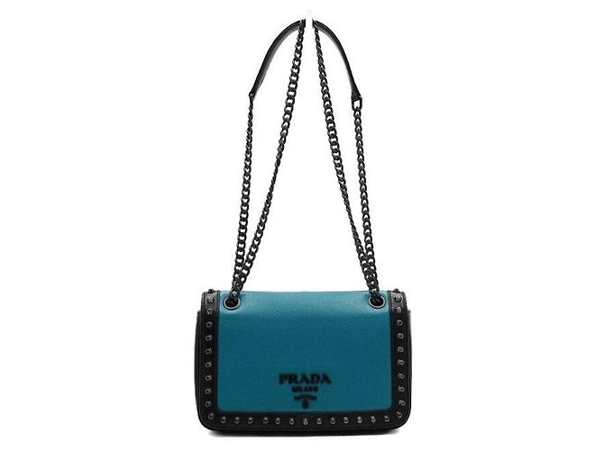 Prada Borsa a tracolla e crossbody Grace in pelle di vitello con borchie e patta nera con catena logo Blu