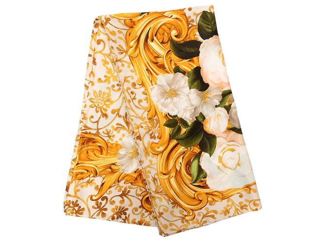 Sciarpa in seta Chanel Gold Camellia Baroque D'oro