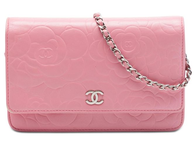 Wallet On Chain Carteira com corrente Chanel em couro de cordeiro com relevo CC rosa e camélia