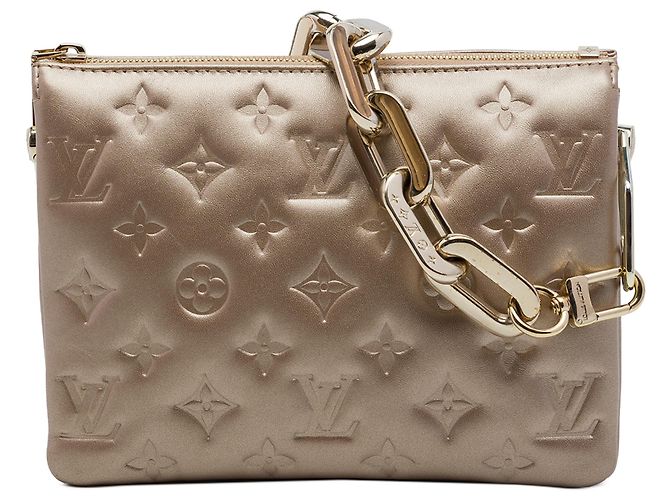 Louis Vuitton Coussin BB em pele de cordeiro com relevo Monogram dourado