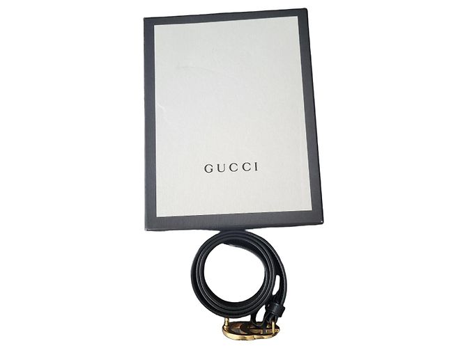 Gucci Cinto de couro preto com fivela GG dourada