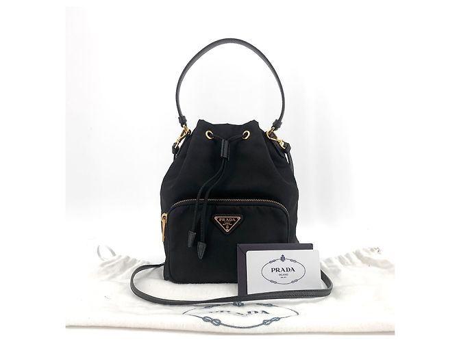 Prada Borsa a secchiello in Re-Nylon Pocono Nero