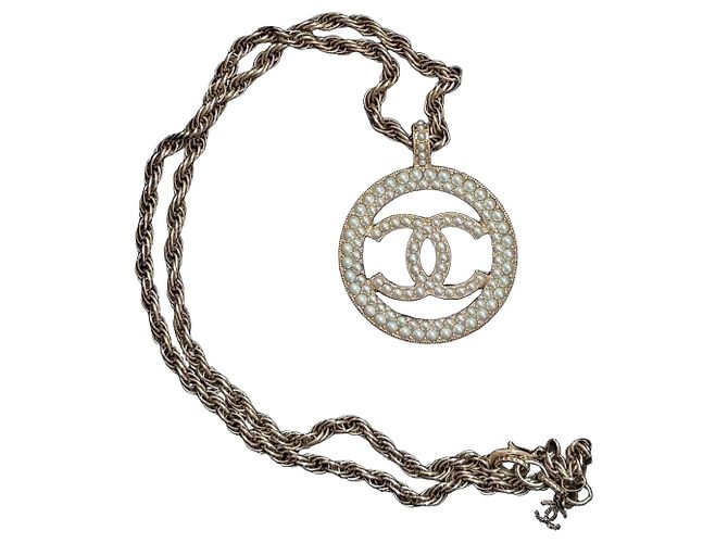 Colar Chanel Logo CC com Pérolas Douradas Dourado