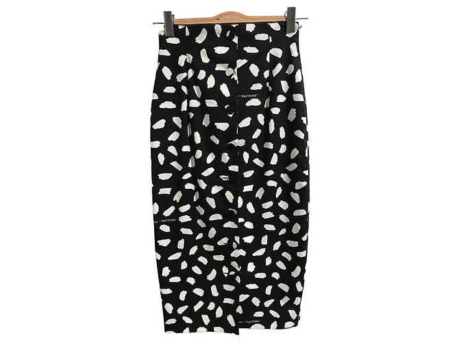 Saia lápis Off White em algodão preto