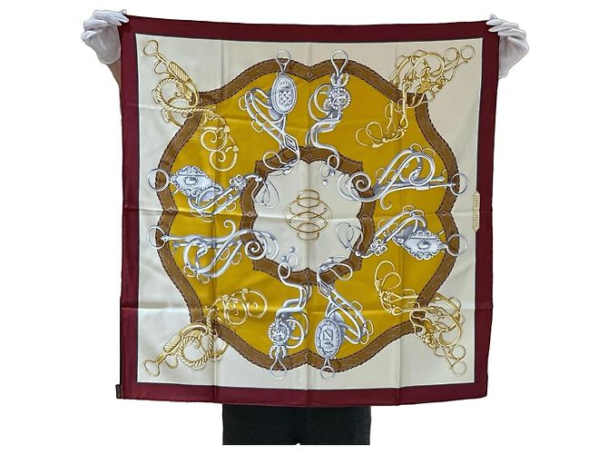 Pañuelo de seda Hermès Beige Dorado Burdeos