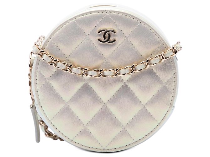 Chanel White CC gesteppte irisierende Lammfell Rund-Clutch mit Kette Weiß Roh