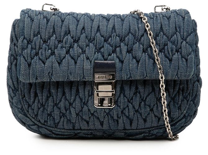 Bolsa Miu Miu em denim matelassê azul com corrente de cristal
