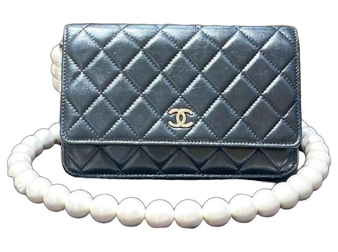 Bolsa Chanel em pele de carneiro preta com corrente de pérolas Preto