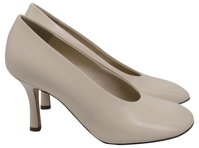 Scarpins de bico redondo Burberry em couro marfim Branco Cru