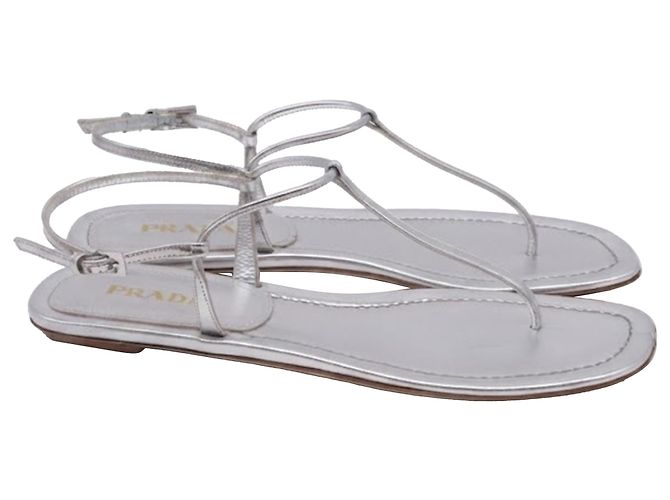 Prada T-Riemen Flache Sandalen aus metallisch silbernem Leder