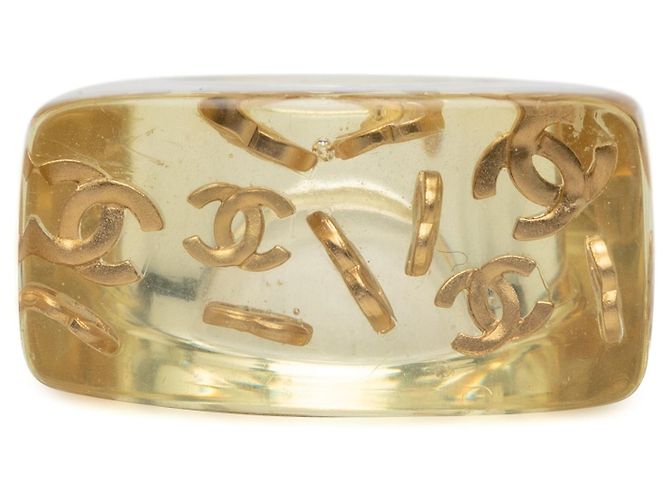 Anello Chanel CC in acrilico e logo placcato oro D'oro