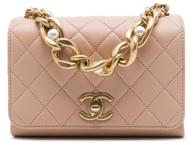 Le Boy Bolsa Chanel Mini Boy de couro de bezerro matelassê cor Tan com corrente de pérolas Camelo