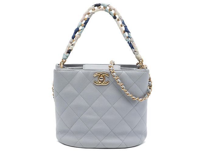 Bolsa bucket com alça de corrente e echarpe Chanel CC matelassado Caviar cinza