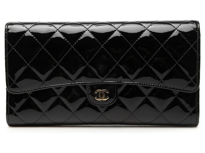 Cartera larga Chanel CC de charol acolchado negro