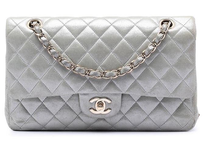 Borsa a tracolla Chanel Medium Classic in agnello iridescente argento a doppia patta