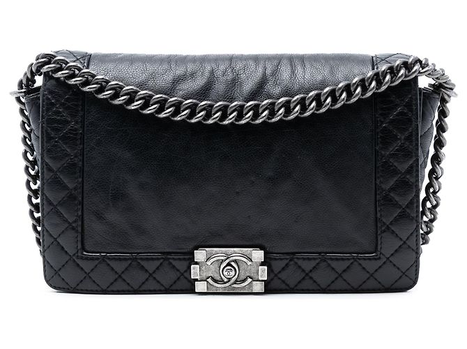 Le Boy Bolsa transversal Boy Reverso com aba em pele de vitelo preta Chanel Medium Preto