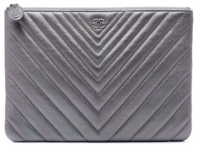 Chanel O Case Clutch Chevron Metallic Kalbsleder Grau Medium