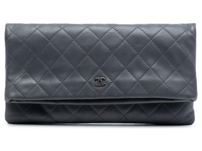 Graue Chanel CC gesteppte Lammleder-Foldover-Clutch