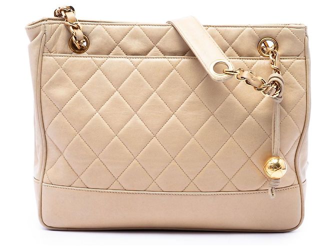 Bolso de hombro Chanel CC de piel de cordero acolchado color Tan Coco Ball Chain Camello