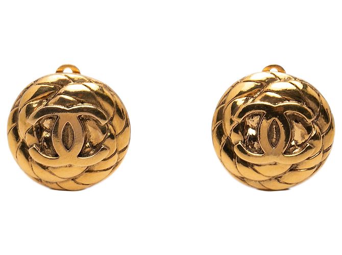 Pendientes de clip redondos acolchados Chanel CC chapados en oro Dorado