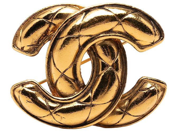 Broche Chanel CC acolchoada banhada a ouro Dourado