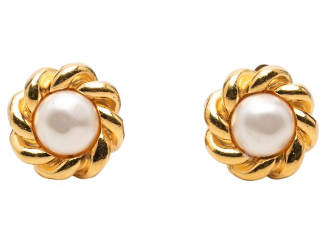 Brincos de pressão Chanel banhados a ouro com flor de pérola artificial Dourado