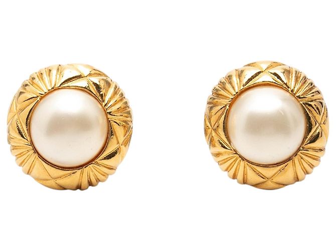 Brincos de pressão Chanel CC banhados a ouro acolchoados com pérolas falsas Dourado