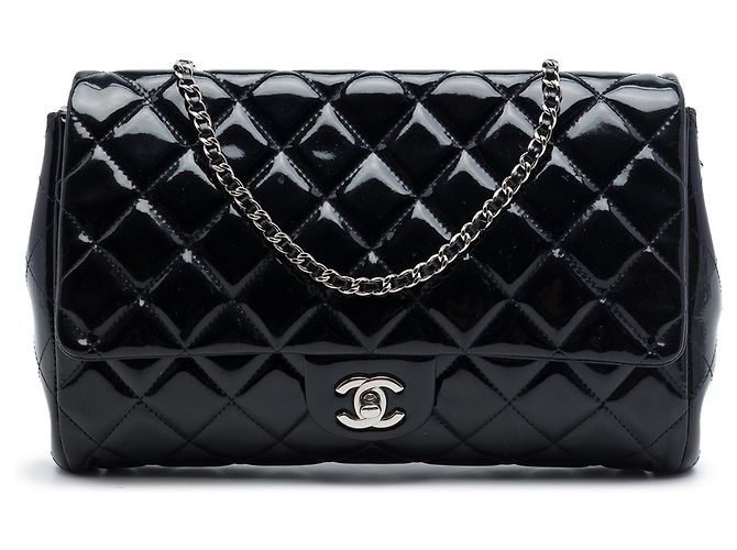Clutch de aba acolchoada em verniz preto Chanel CC com alça de corrente