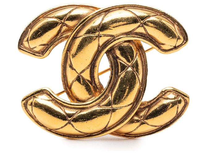Spilla Chanel CC matelassé placcata oro D'oro