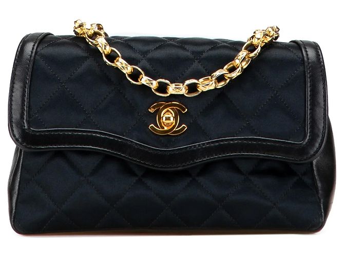 Bolsa Crossbody Chanel CC em cetim acolchoado preto com corrente Bijoux e aba única
