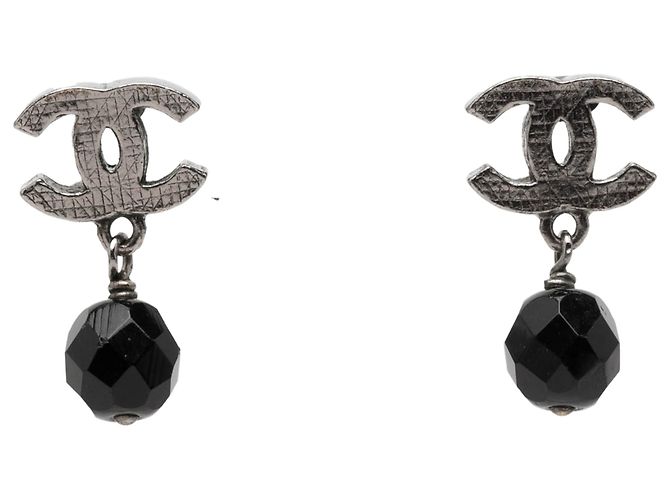 Orecchini Chanel CC in argento con perline in ottone e chiusura a pressione
