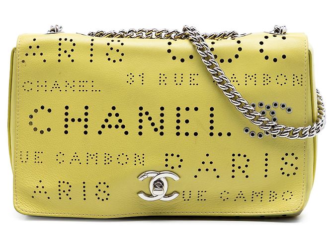Borsa a tracolla con patta Chanel in pelle di vitello traforata gialla con logo e occhielli Giallo