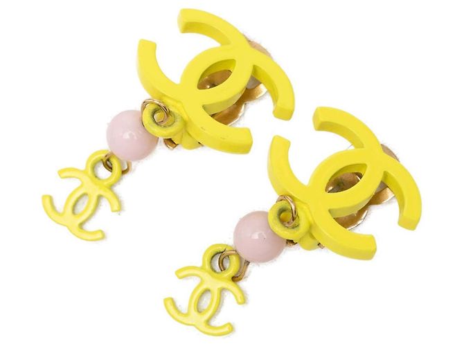 Orecchini a clip Chanel CC in perle di resina rosa
