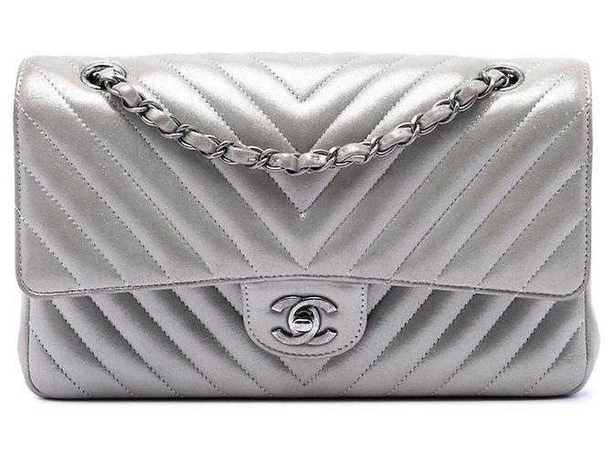 Borsa a tracolla Chanel Medium Classic Chevron in pelle d'agnello iridescente argento con doppio lembo