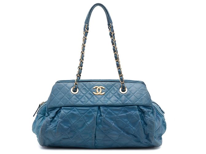 Borsa Bowling Chic Quilt in vitello iridescente matelassé blu Chanel