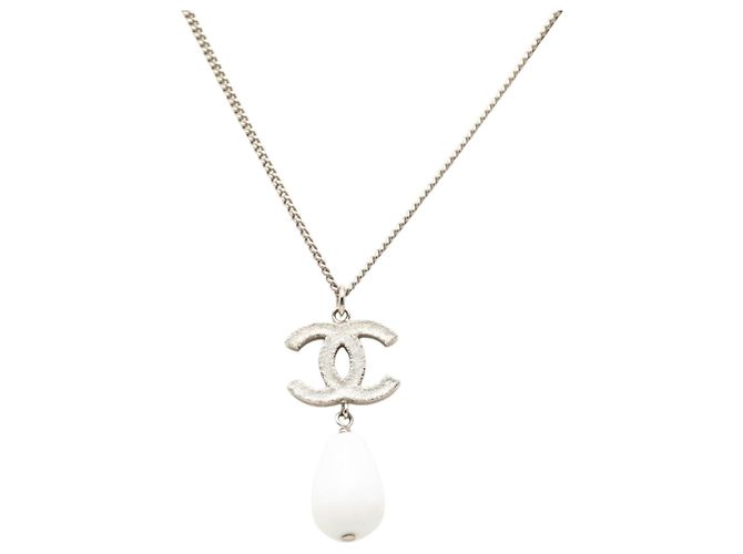 Colar com pingente Chanel CC em latão e pérolas falsas prateado Prata