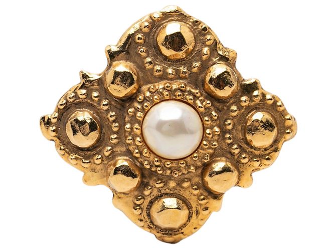 Broche Chanel banhada a ouro com pérolas sintéticas em forma de losango Dourado