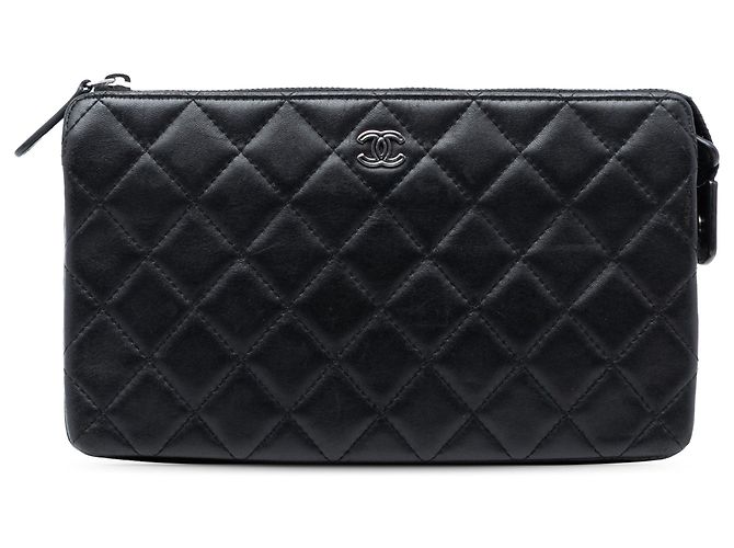 Clutch Chanel CC de piel de cordero acolchada negra Negro