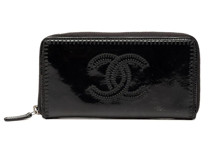 Cartera larga Chanel CC en charol negro con pespuntes