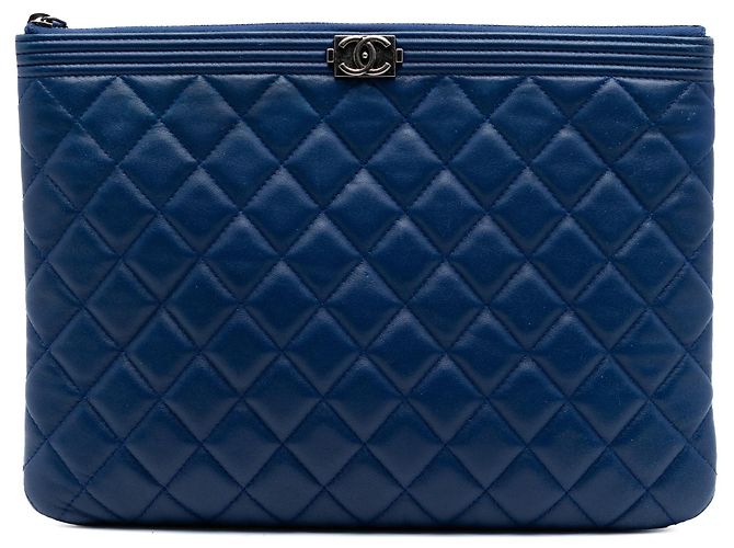 Clutch Boy O Case en piel de cordero acolchado azul Chanel Medium