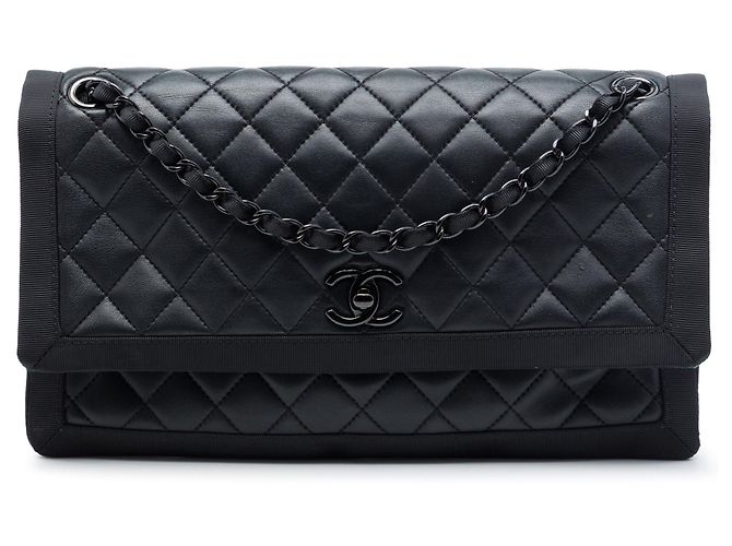 Bolsa de ombro Chanel CC So Black em pele de cordeiro acolchoada e grosgrain preto