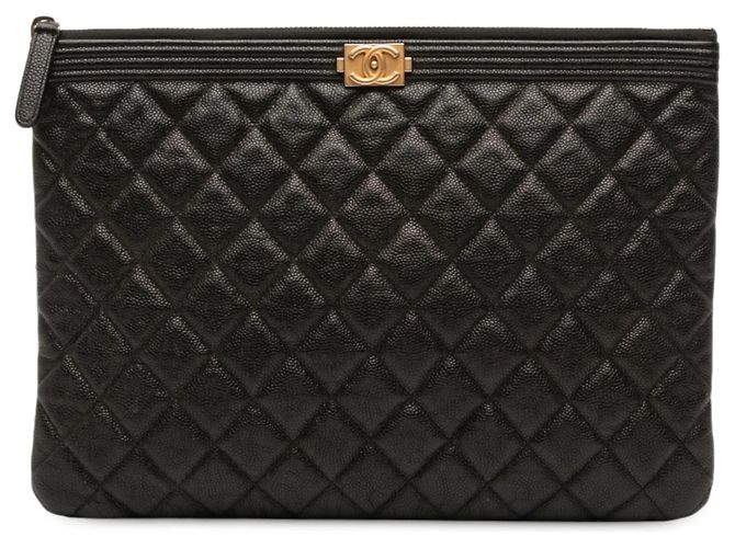 Chanel Boy O Case Clutch aus gestepptem Caviar Leder Schwarz Medium