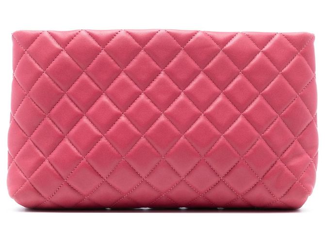 Clutch Kiss Lock em pele de cordeiro acolchoada rosa Chanel